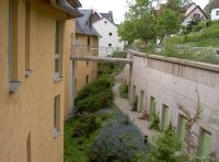 Hilchenbach Seniorenwohnanlage Rückseite Gebäude mit Zugangsbrücke