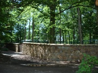 Granitmauer verfugt mit Abdeckung im Wildgehege Moritzburg